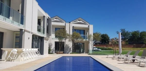 designer pool covers A modern house with a swimming pool cover.